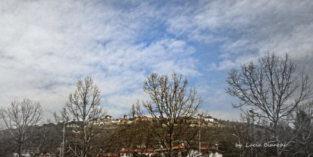 Leggeri strati nuvolosi adornano la città Etrusca.